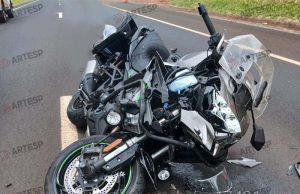 Motociclista morre ao bater com Kawasaky 1100 na traseira de caminhão. Garupa está em estado grave.