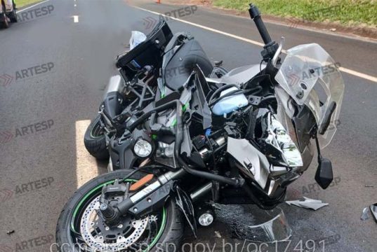 Motociclista morre ao bater com Kawasaky 1100 na traseira de caminhão. Garupa está em estado grave.