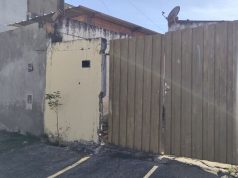 Portão cai durante manobra de carro e mata criança de 2 anos em São Carlos