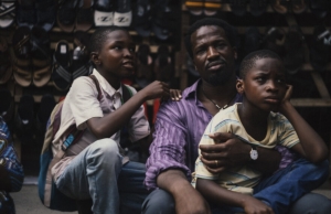 Sesc exibe “A Sombra do Meu Pai”, drama nigeriano sobre família e crise política de 1993