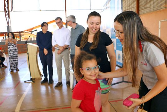 Projeto “Olha e Vê” entrega óculos a estudantes da rede municipal e reforça apoio à saúde ocular infantil