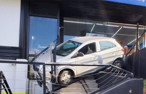 Carro perde os freios e fica pendurado no corrimão de loja pet na região do Dahma III
