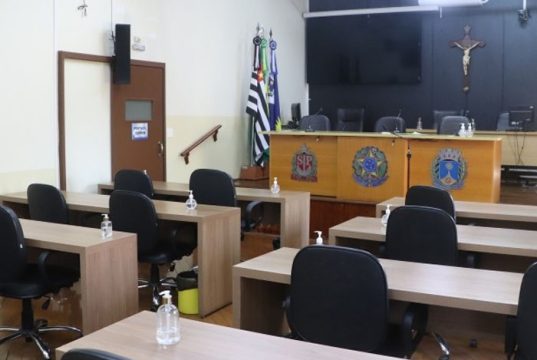 Programas educativos e uso de praças serão discutidos pela Câmara nesta terça-feira (27)