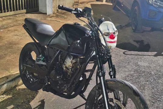 Guarda Municipal apreende menores que dirigiam moto com máscara de palhaço no farol dianteiro