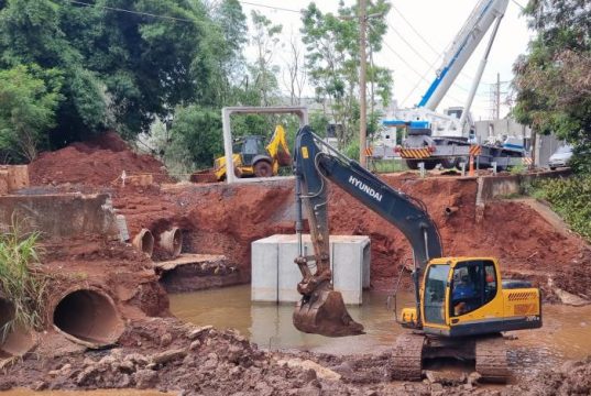 Problemática, Ponte Domingos Zanin é parcialmente interditada, passando um veículo por vez