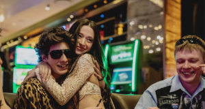 Filme ‘Anora’ tem exibição gratuita no Sesc Araraquara nesta terça-feira