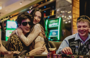 Filme ‘Anora’ tem exibição gratuita no Sesc Araraquara nesta terça-feira