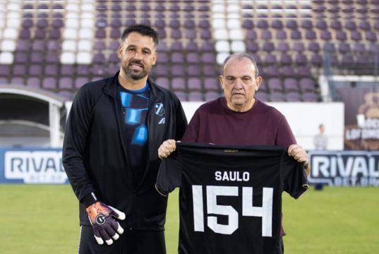 Atleta que mais vestiu a camisa grená neste século, Saulo é homenageado pela Ferrinha em volta à Fonte