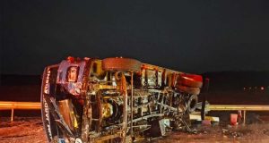 Colisão entre carro e caminhão tombado na pista deixa 3 pessoas feridas nesta madrugada na SP-318