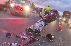 Motociclista perde a vida e garupa está em estado grave após moto ser fechada por caminhão na SP-310