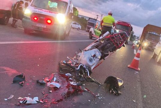 Motociclista perde a vida e garupa está em estado grave após moto ser fechada por caminhão na SP-310