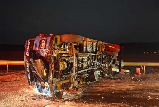 Colisão entre carro e caminhão tombado na pista deixa 3 pessoas feridas nesta madrugada na SP-318