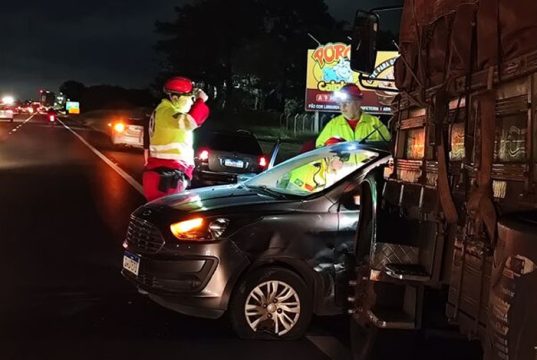 Motorista deixa sua pista e colide com carro que ultrapassava pela direita na Washington Luís