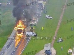 Engavetamento causado por caminhão incendeia carreta com etanol e fecha a SP-310, em Araraquara