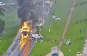 Engavetamento causado por caminhão incendeia carreta com etanol e fecha a SP-310, em Araraquara