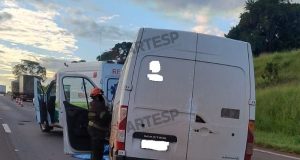 Van bate na traseira de caminhão-tanque na Washington Luís e combustível se espalha pela pista