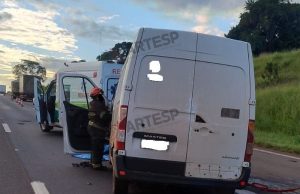 Van bate na traseira de caminhão-tanque na Washington Luís e combustível se espalha pela pista