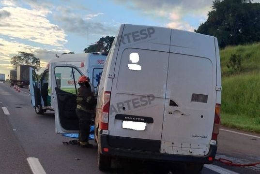 Van bate na traseira de caminhão-tanque na Washington Luís e combustível se espalha pela pista