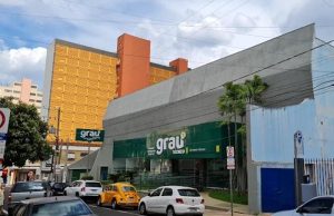 Escola chamada Grau Técnico baixa as portas e deixa alunos na rua da amargura, em Araraquara