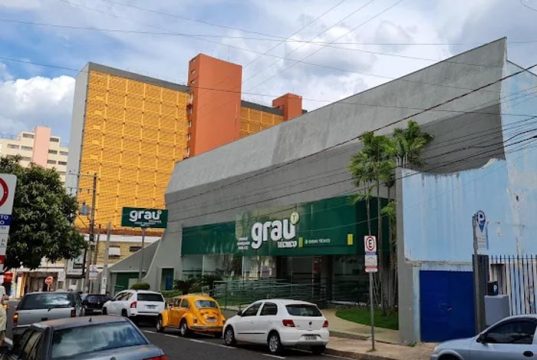 Escola chamada Grau Técnico baixa as portas e deixa alunos na rua da amargura, em Araraquara