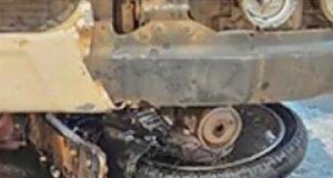 Antes do choque motociclista salta, e caminhão arrasta moto por 100 metros na rodovia