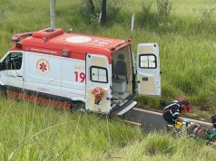 Motociclista que fazia entregas neste domingo cai na rodovia e fica gravemente ferido