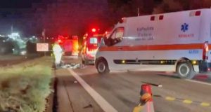 Mulher morre ao bater moto na traseira de caminhão-guincho nesta quinta na SP-255 em Araraquara