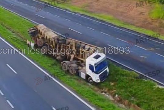 Carreta tomba na Rodovia Washington Luís e despeja 60 mil litros de vinhaça no Córrego dos Macacos