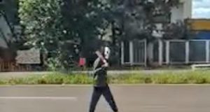 Homem encapuzado e portando facão é preso após ameaçar pessoas em bairro de Araraquara