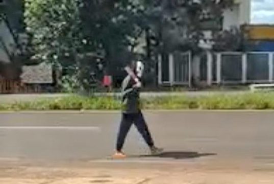 Homem encapuzado e portando facão é preso após ameaçar pessoas em bairro de Araraquara