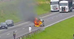 Colisão traseira na Rodovia Washington Luís faz carro ser consumido pelo fogo
