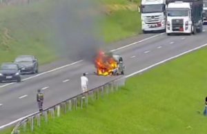 Colisão traseira na Rodovia Washington Luís faz carro ser consumido pelo fogo