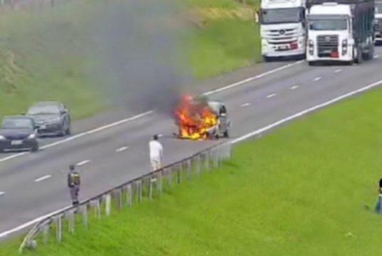Colisão traseira na Rodovia Washington Luís faz carro ser consumido pelo fogo