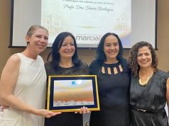 Deputada Márcia Lia entrega Medalha de Honra ao Mérito ao Instituto de Química de Araraquara