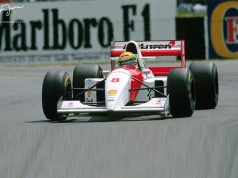 Réplica do carro que Senna corria na Fórmula 1 e seu capacete à mostra no Kartódromo em Araraquara