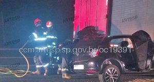 Na madrugada, carro andando em zigue-zague na SP-318 bate na traseira de carreta e mata duas pessoas