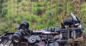 Caminhão transportando gesso tomba na Faria Lima em Matão e deixa duas vítimas