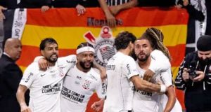 Corinthians vence Atlético Mineiro no Campeonato Brasileiro na volta de Memphis Depay