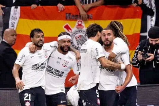 Corinthians vence Atlético Mineiro no Campeonato Brasileiro na volta de Memphis Depay