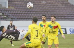 Gol de bicicleta de Alisson derrota Brusque e faz Ferroviária encostar no G8 da Série C do Brasileiro