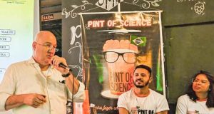 Instituto de Química leva ciência para a Praça das Bandeiras no Pint of Science Araraquara, dia 20