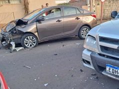 Caminhonete invade a José Bonifácio e colide com carro que subia a avenida no Santana em Araraquara