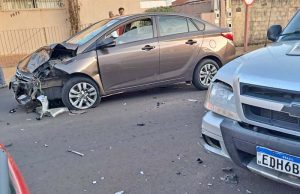 Caminhonete invade a José Bonifácio e colide com carro que subia a avenida no Santana em Araraquara