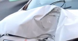 Na madrugada, motorista perde o controle da direção, derruba poste de sinalização e danifica poste da CPFL