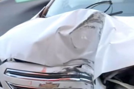 Na madrugada, motorista perde o controle da direção, derruba poste de sinalização e danifica poste da CPFL