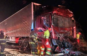 Caminhão bate na traseira de carreta e 20 mil litros de vinhaça escoam em trecho da Faria Lima