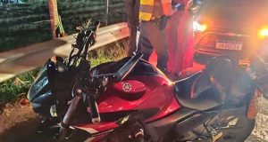 Motociclista bate na traseira de carro na Washington Luís e com ferimentos é levado para o hospital