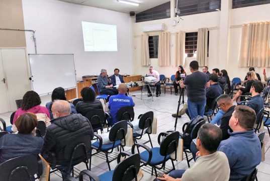 Lapena pode decidir nesta terça se aceita pedido de exoneração feito pelo secretário de Educação.