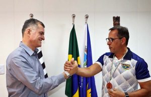 Prefeito Lapena recebe atleta araraquarense após conquista histórica no Mundial de Beach Tennis