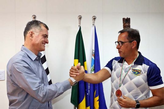 Prefeito Lapena recebe atleta araraquarense após conquista histórica no Mundial de Beach Tennis